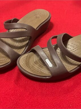 CROCS Women’s Brown T-Strap Wedge Sandals  W 7